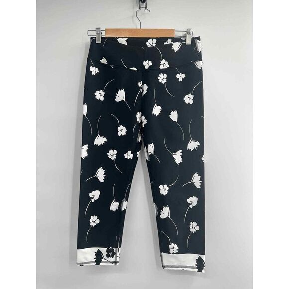 Fabletics Black/White Floral Define Powerhold Mid-Rise Capri Small NWOT - Picture 6 of 7